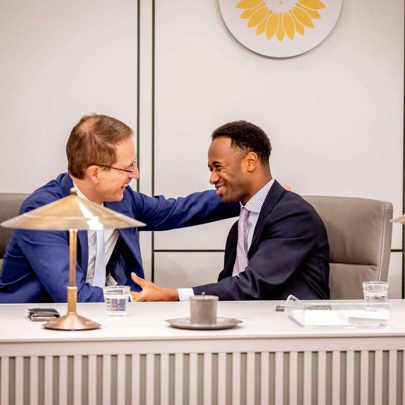 Habtamu de Hoop krijgt zijn ov-wet door de Eerste Kamer